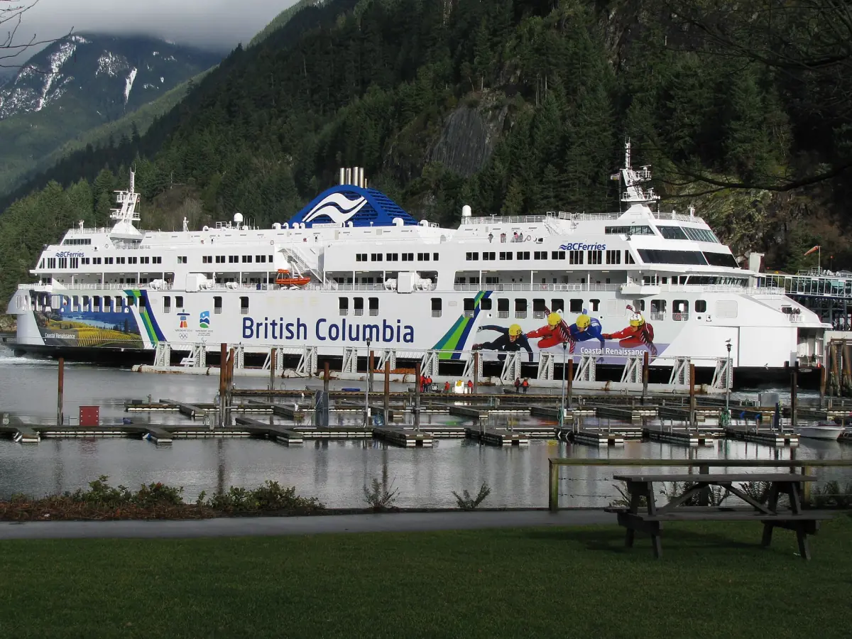 BC-Ferries-Schiff am Terminal Horseshoe Bay unterhalb eines grünen Hügels