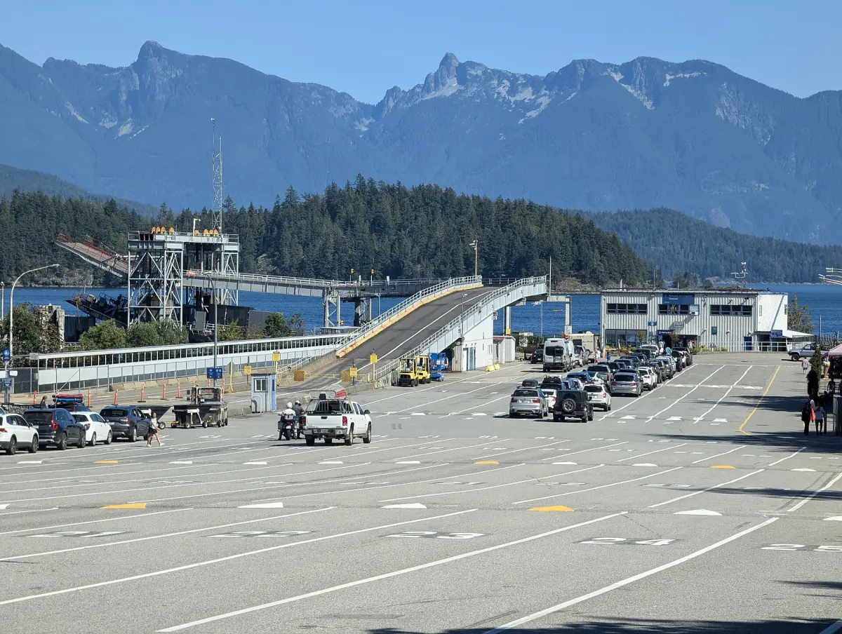 Fahrzeugspuren am Fährterminal Langdale mit Bergen im Hintergrund
