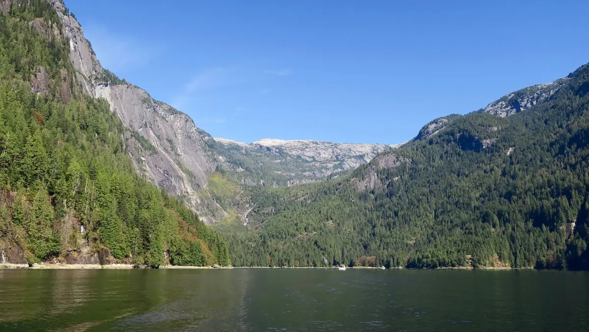 Grünes Wasser und ein U-förmiges Bergtal am Ende des Princess Louisa Inlet