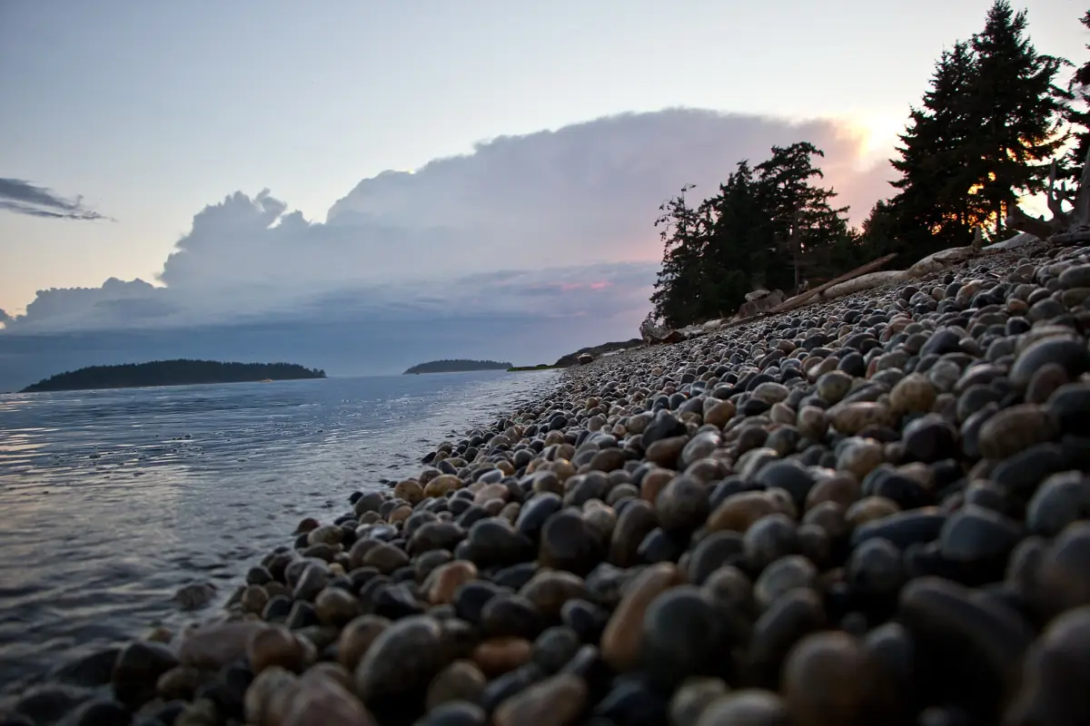 Kiesstrand in Sechelt mit dramatischen Wolken über dem Wasser und kleinen Inseln