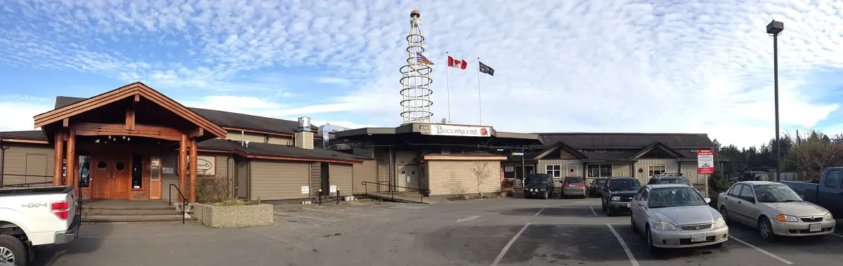 Pub und Restaurant am Wasser mit Holzeingang und Fahne in Sechelt